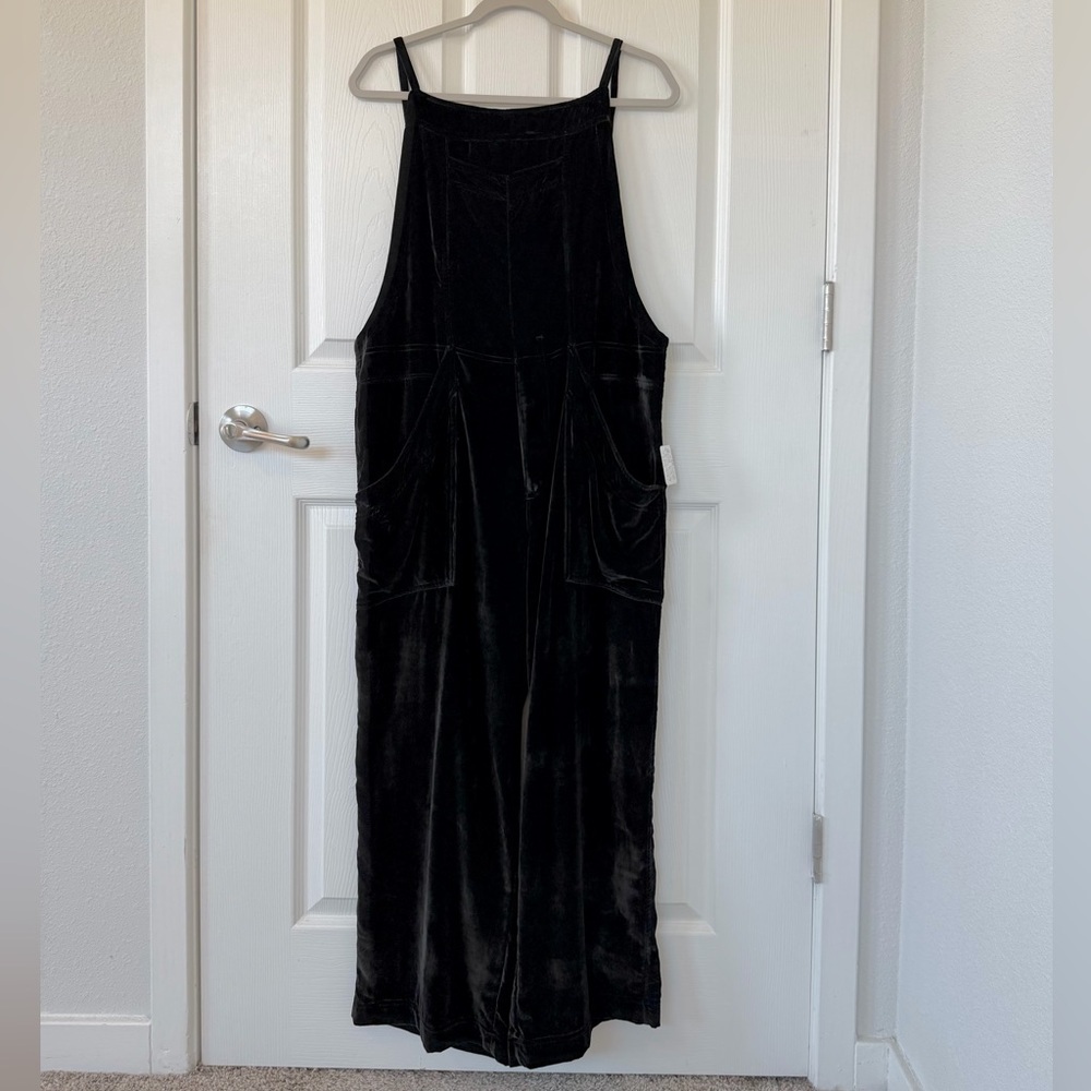 Free People Weekender Black Velvet Overalls NWT - Picture 2 of 6